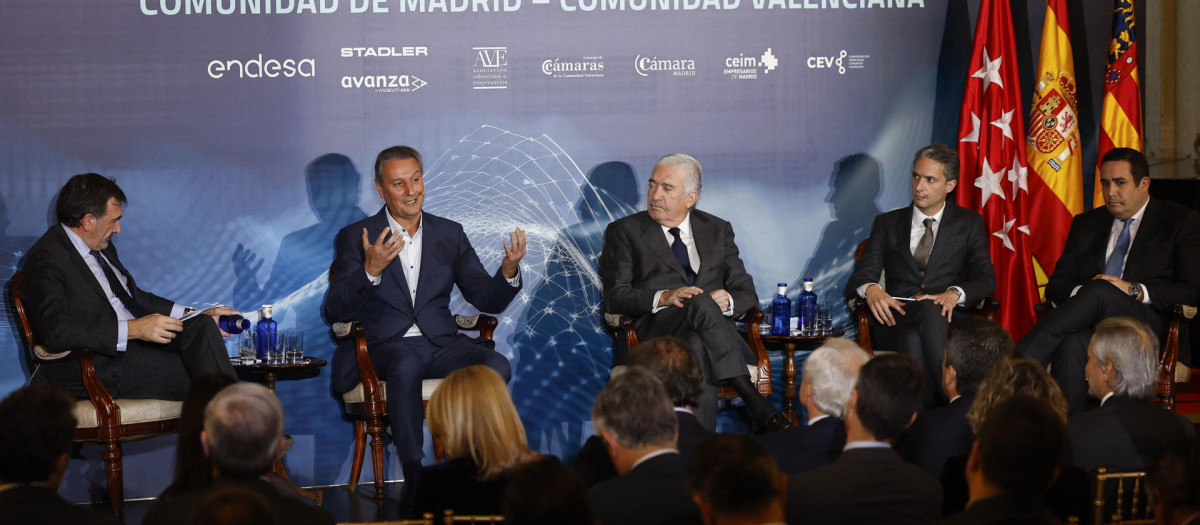 José López- Tafall, director general ANFAC; Jesús Alonso, presidente de Ford España; José Bogas, CEO de Endesa; Andrés Guevara, presidente de BP y Javier Rivera, CFO de PowerCo participan en la II Cumbre Empresarial Comunitat Valenciana-Comunidad de Madrid, que pretende afianzar la relación económico-social entre ambas comunidades, este martes en Madrid. EFE/ Chema Moya