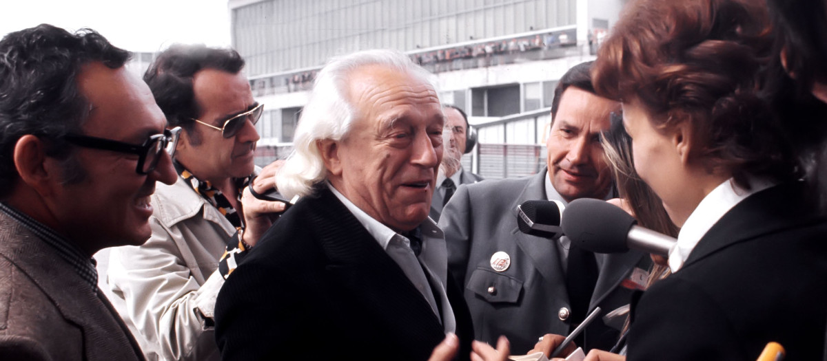 Rafael Alberti en el aeropuerto de Barajas a su llegada del exilio en 1977

ESCRITOR Y POETA ESPAÑOL . PUERTO DE SANTA MARIA 1902 - 1999

FOTO CON PERIODISTAS EN EL AEROPUERTO DE BARAJAS , A SU VUELTA DEL EXILIO , 1.977

SFGP / © KORPA