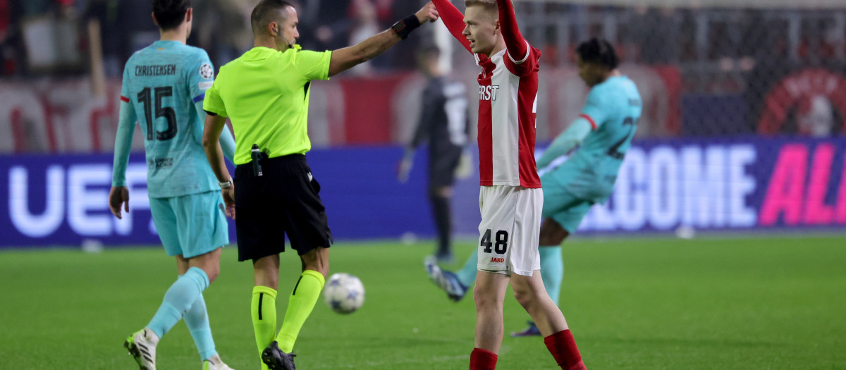 Antwerp (Belgium), 13/12/2023.- Arthur Vermeeren of Antwerp celebrates at the final whistle after winning the UEFA Champions League group stage soccer match between Royal Antwerp and FC Barcelona, in Antwerp, Belgium, 13 December 2023. Antwerp won 3-2. (Liga de Campeones, Bélgica, Amberes) EFE/EPA/OLIVIER MATTHYS