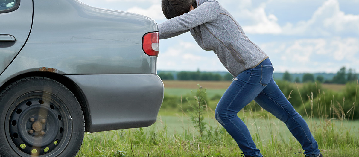 Además de tedioso, hay ocasiones en las que empujar un coche es imposible