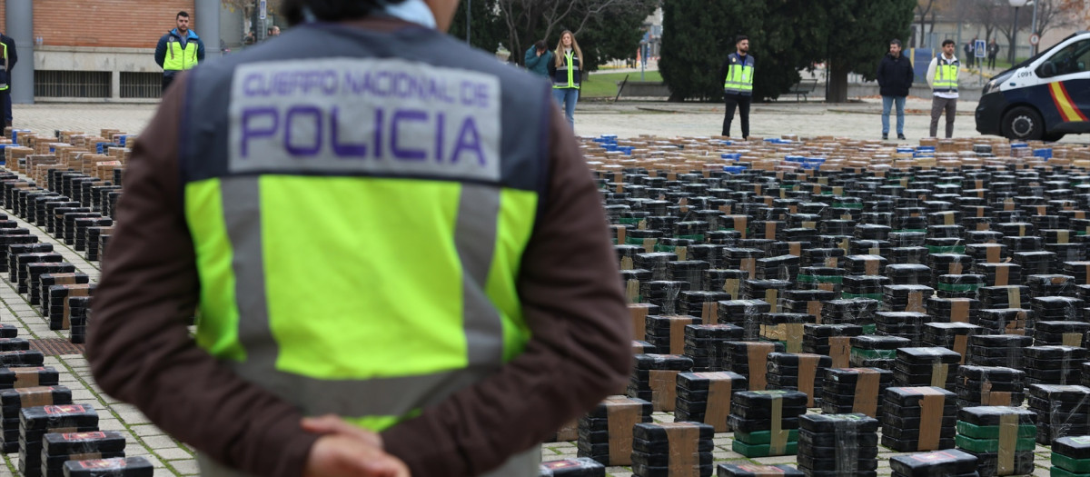 Una agente de Policía, en una reciente operación contra la cocaína