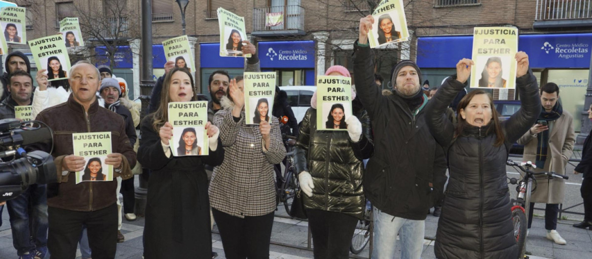 Piden «justicia» para Esther López ante el Juzgado donde declara este viernes el único investigado