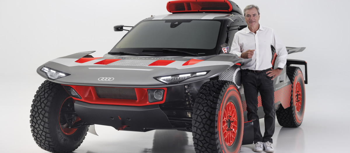 Carlos Sainz junto al Audi del Dakar