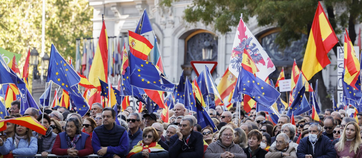 Banderas de España y de la Unión Europea en una de las manifestaciones