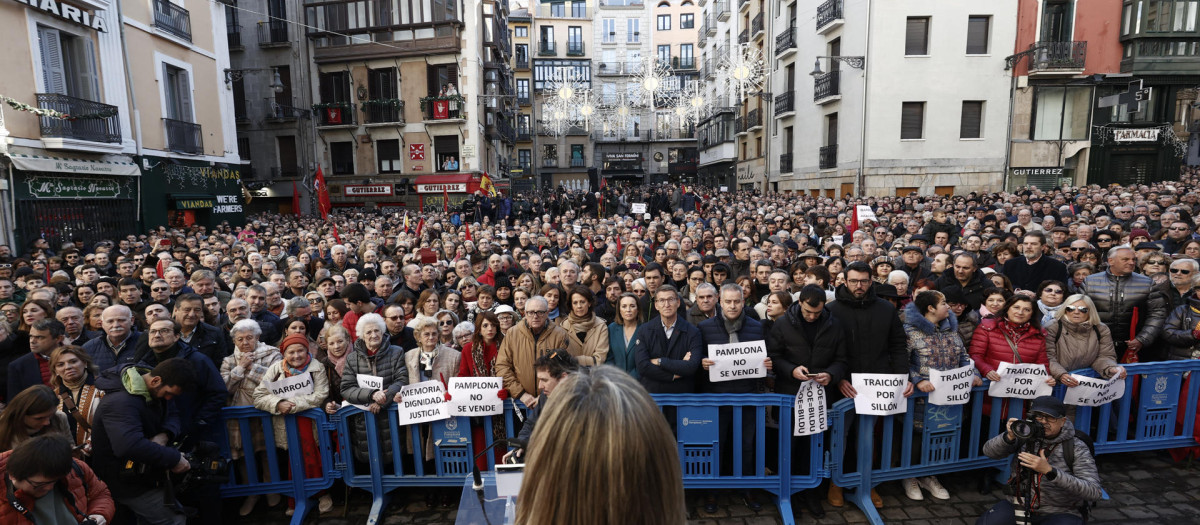 La todavía Cristina Ibarrola se dirige a los manifestantes.