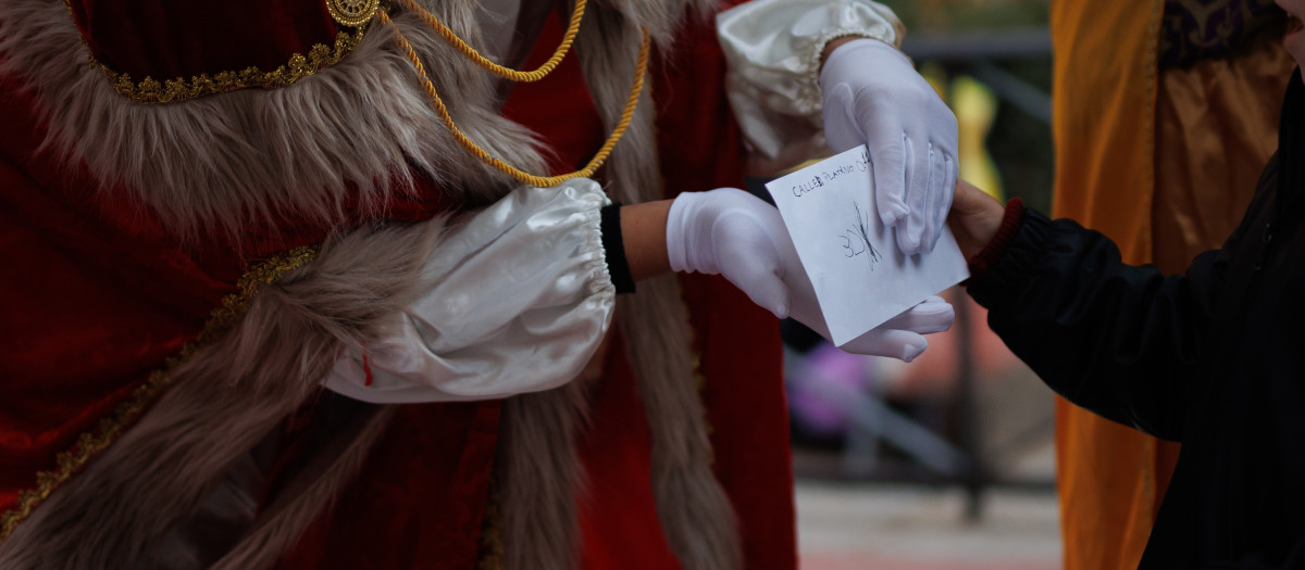 Una niña entrega su carta a un Paje Real