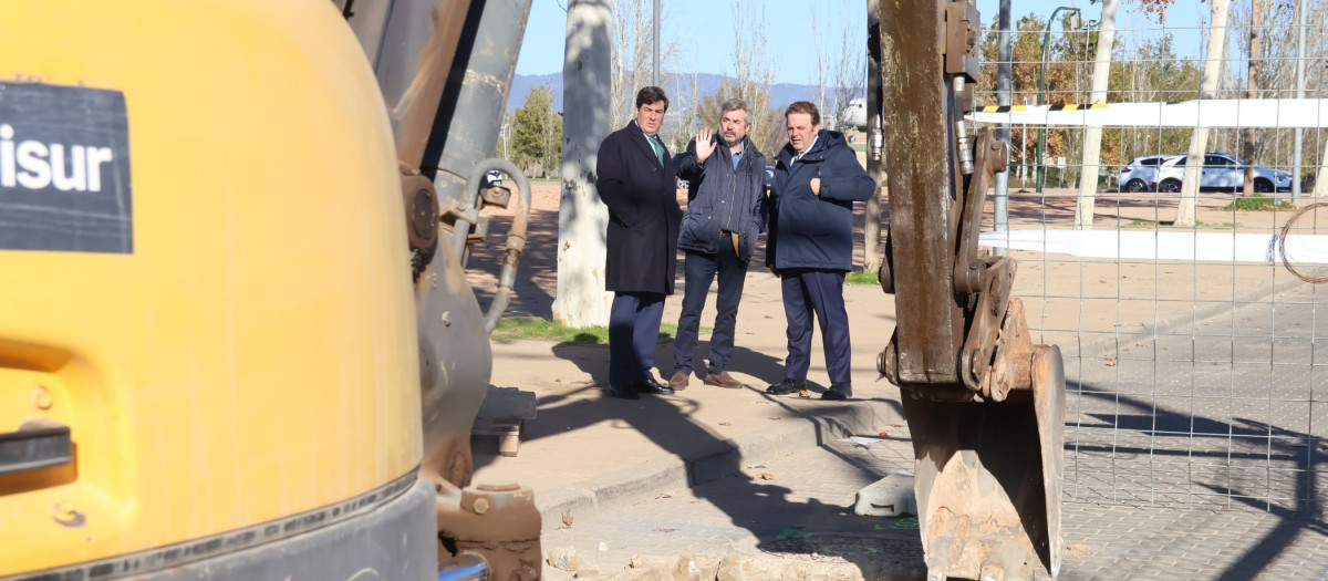 Jesús Coca, Miguel Ángel Torrico y Julián Urbano, en el recinto de El Arenal