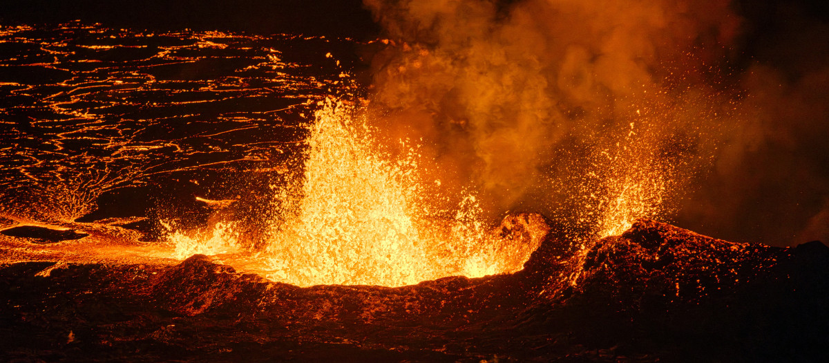 Lava fundida sale de una fisura en la península de Reykjanes, a 3 km al norte de la ciudad evacuada de Grindavík