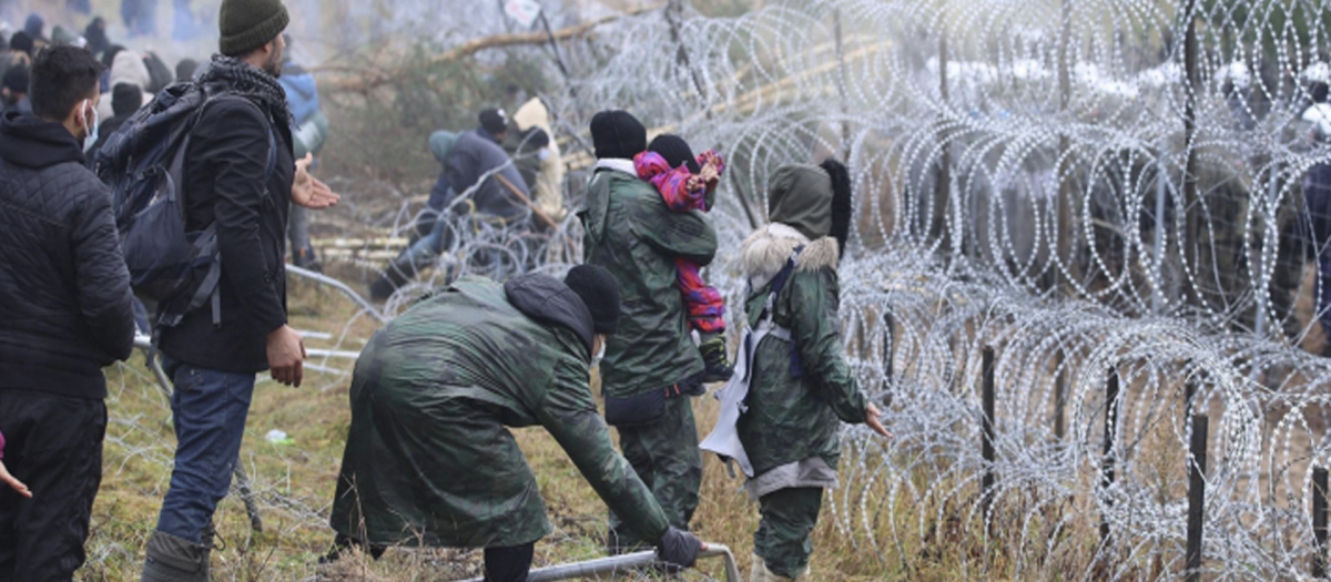 Grupos de inmigrantes, niños incluidos, esperan en la frontera entre Bielorrusia y Polonia