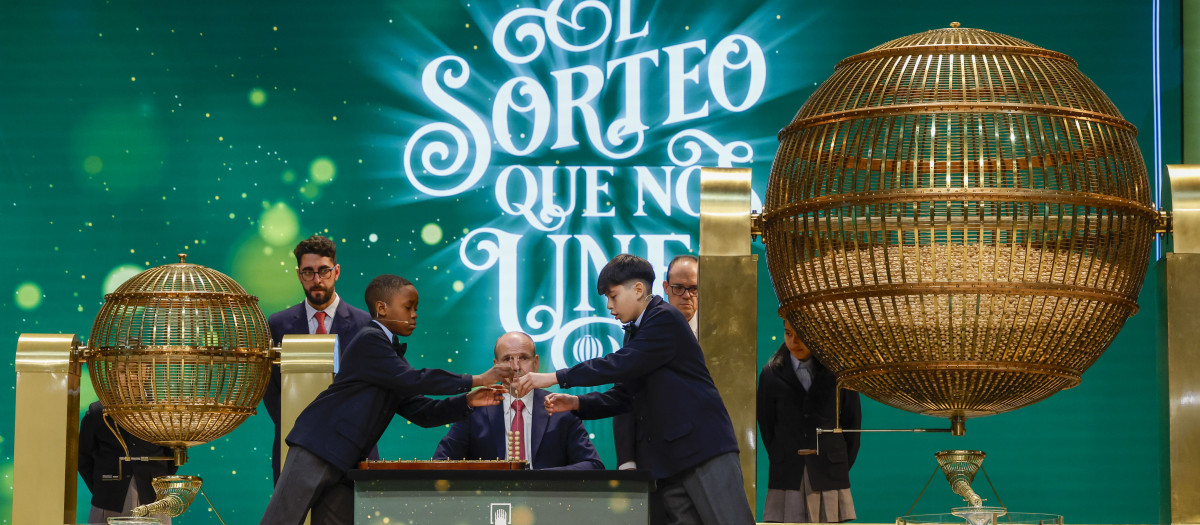 MADRID, 22/12/2023.- Dos niños de San Ildefonso cantan los números y sus correspondientes premios al inicio del sorteo extraordinario de Navidad de la Lotería Nacional este viernes en el Teatro Real de Madrid. EFE/ J.J. Guillén