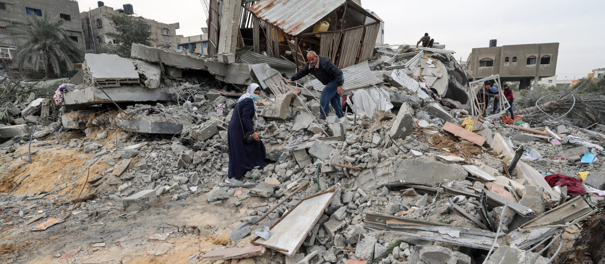 Los palestinos revisan los escombros tras el bombardeo israelí en Rafah, en el sur de la Franja de Gaza