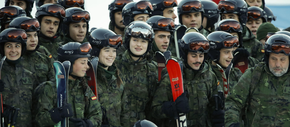 La princesa de Asturias Leonor de Borbón junto a sus compañeros cadetes de la Academia General Militar de Zaragoza, durante sus ejercicios de montaña en el Pirineo aragonés. EFE/Javier Cebollada