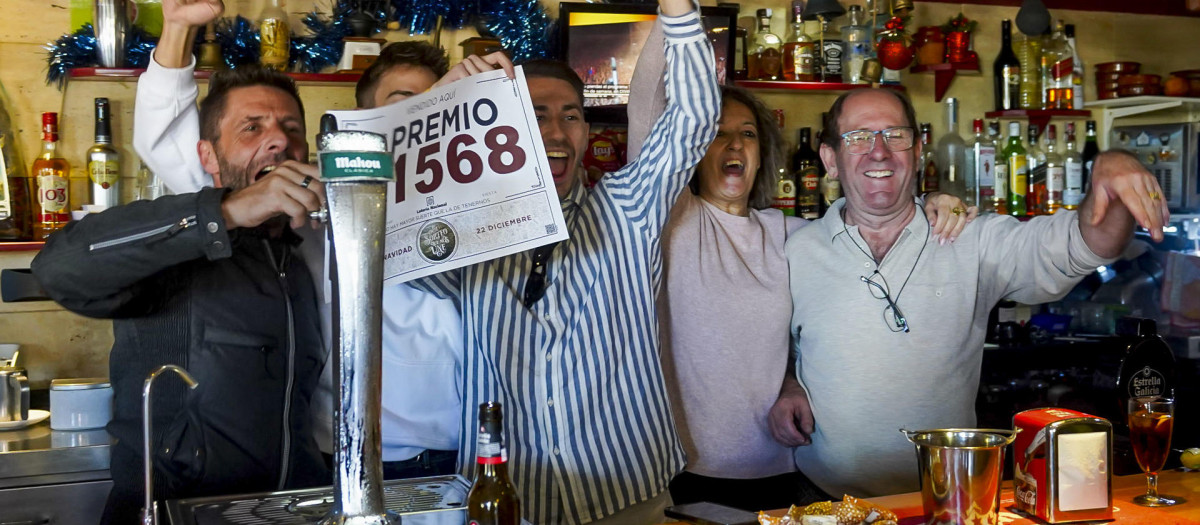 Celebraciones en un bar de la localidad ibicenca de Santa Eulalia este viernes, tras vender décimos del número 01.568, uno de los quintos premios del sorteo extraordinario de Navidad de la Lotería Nacional