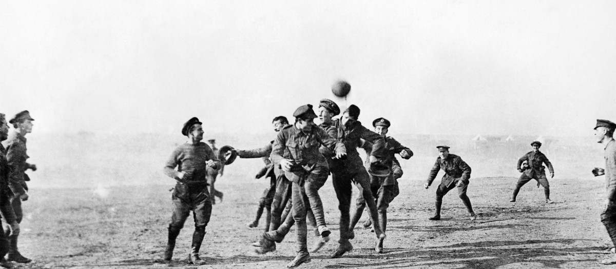 Oficiales y hombres del Tren de Municiones de la 26ª División jugando al fútbol en Salónica, Grecia, el día de Navidad de 1914