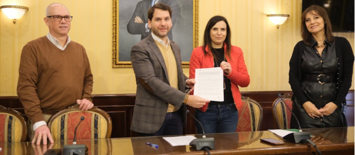 Acto de entrega resolución que convierte en beneficiario al Consistorio del programa Primera Experiencia Profesional en las Administraciones Públicas