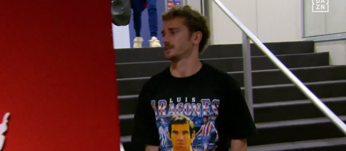 Antoine Griezmann entró al Metropolitano homenajeando a Luis Aragonés