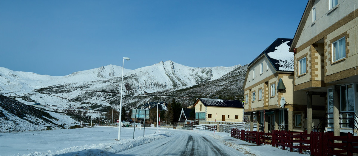 Una carretera nevada, en la estación de esquí y montaña de Alto Campoo,en Brañavieja, Cantabria