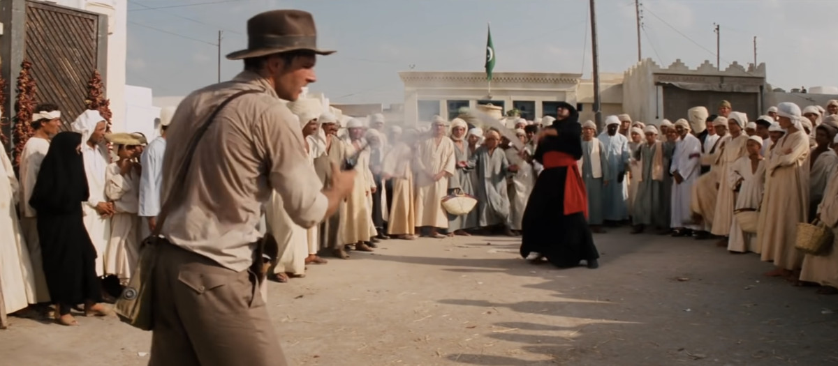 La famosa escena en la que Indiana Jones se enfrenta a un malvado que maneja muy bien la espada