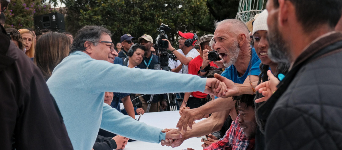 El presidente Gustavo Petro, mientras saluda a habitantes de calle durante una celebración navideña hoy en la Casa de Nariño en Bogotá (Colombia). Un grupo de habitantes de calle y otros que ya superaron esa condición fueron recibidos este domingo por el presidente colombiano, Gustavo Petro, quien almorzó con ellos para celebrar la Navidad en el Casa de Nariño, sede del Ejecutivo. EFE/Presidencia de Colombia /SOLO USO EDITORIAL/SOLO DISPONIBLE PARA ILUSTRAR LA NOTICIA QUE ACOMPAÑA (CRÉDITO OBLIGATORIO)