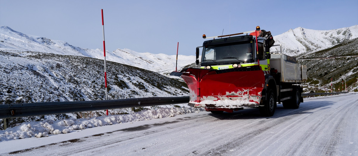 Un quitanieves en la estación de esquí y montaña de Alto Campoo, Cantabria