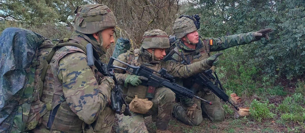 Militares del Grupo Táctico Ceuta, durante una misión de disuasión