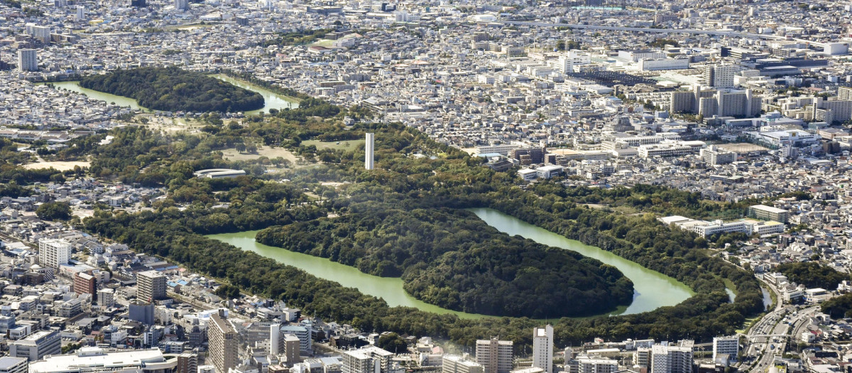 Los kofun, túmulos funerarios que datan desde el siglo III al VI después de Cristo, suponen uno de los secretos mejor guardados de Japón, ya que sus complejas formas -a veces en forma de cerradura- sólo pueden verse desde el aire y su acceso está prohibido al público e investigadores