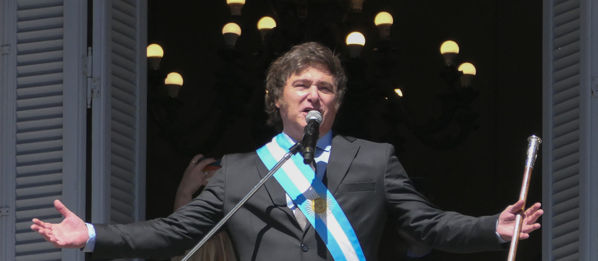 El pasado 10 de diciembre, el libertario Javier Milei fue investido presidente de Argentina, tras haber ganado las elecciones el 19 de noviembre frente al candidato oficialista Sergio Massa. Milei arrasó en la segunda vuelta con el 56 % de los votos, frente al 44% del exministro de Finanzas argentino. Ahora, el nuevo Ejecutivo se enfrenta a duras reformas económicas en un país donde la inflación roza el 160,9 %.