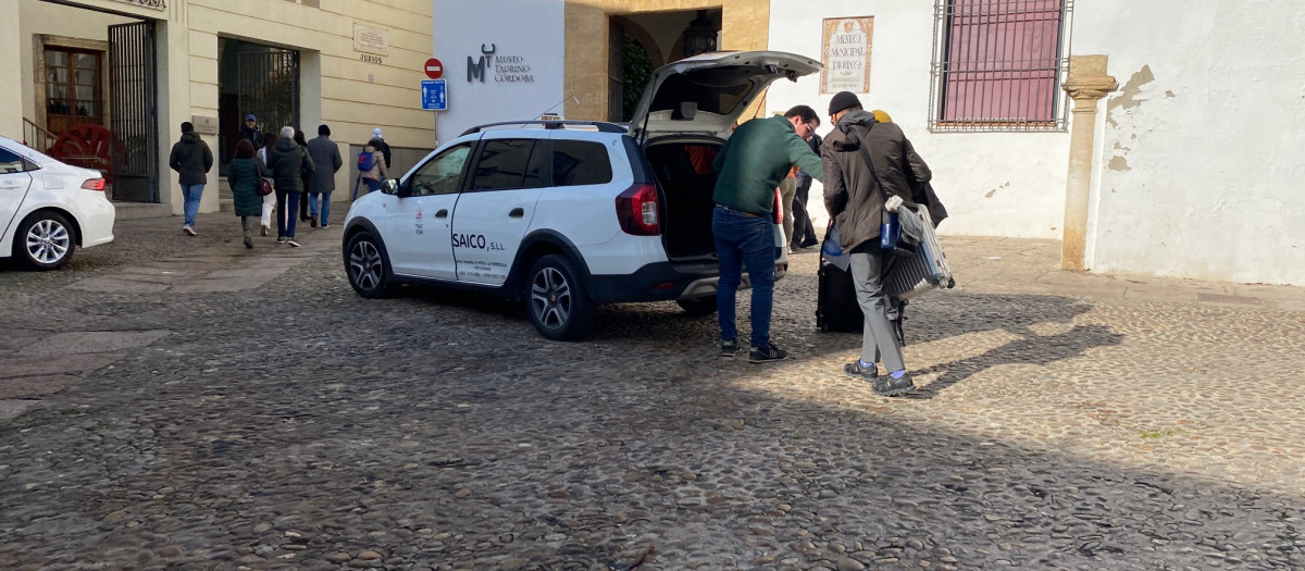 Turistas en la plaza de Maimónides