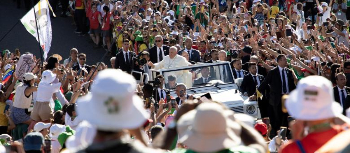 Entre el 1 y el 6 de agosto de 2023 se celebró en Lisboa la Jornada Mundial de la Juventud, a la que Francisco asistió entre el jueves 3 y el domingo 6. A la bienvenida oficial acudieron medio millón de jóvenes, que se convirtieron en un millón y medio en la Misa de despedida en la que se clausura la JMJ y se informa de donde será la siguiente: Seúl 2027.