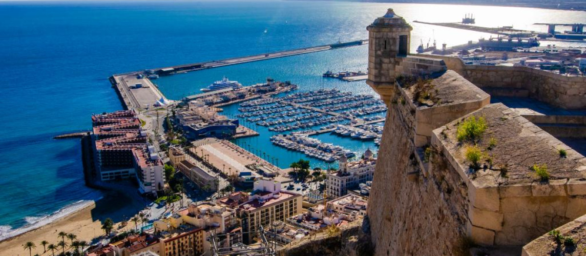 Uno de los laterales del Castillo de Santa Bárbara, con el Puerto de Alicante y el Mediterráneo al fondo