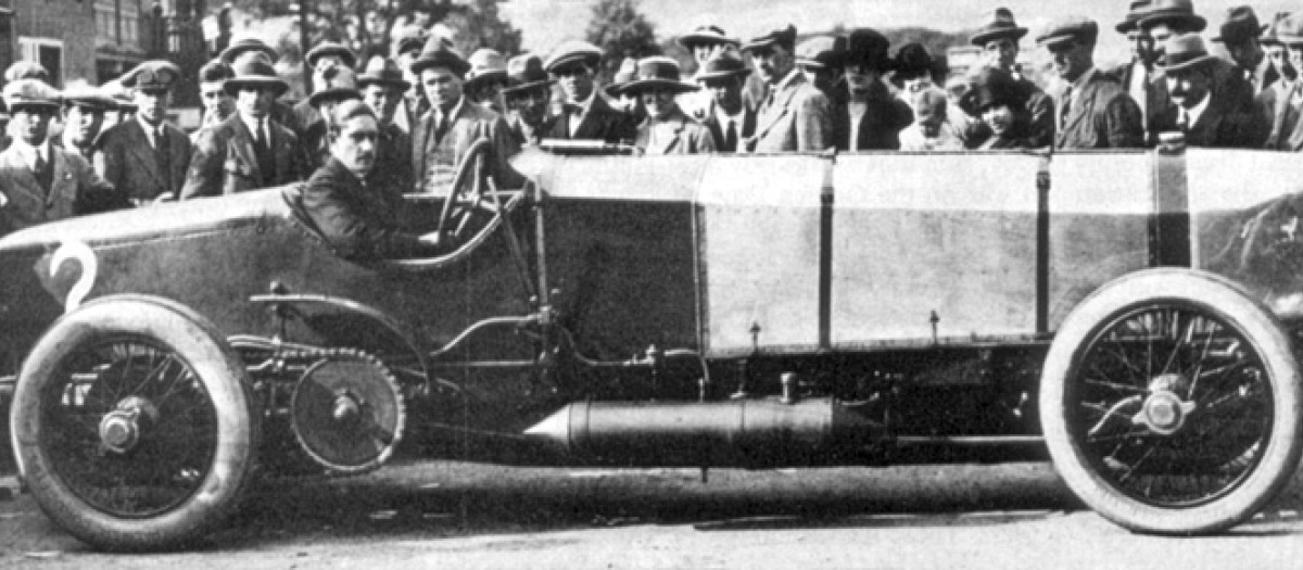 Louis Zborowski conduciendo el Chitty Bang Bang 1 en Brooklands