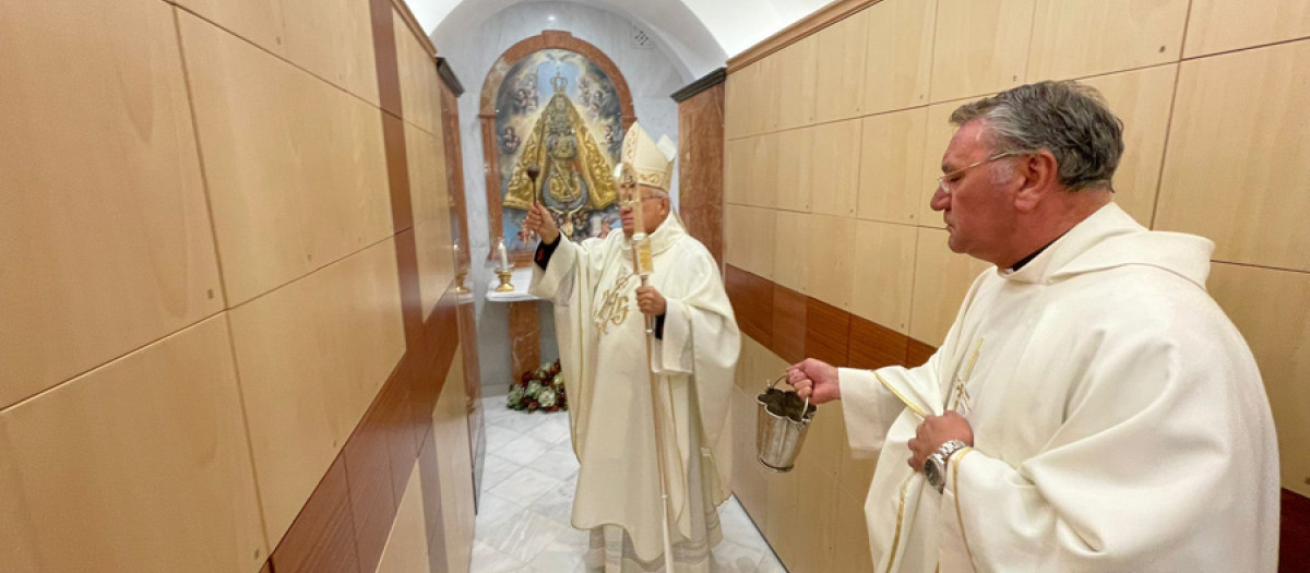 Bendición del columbario en el santuario de la Virgen de la Sierra