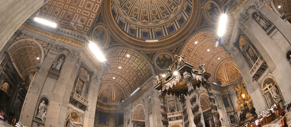 Interior de la basílica de San Pedro durante el rezo de las Vísperas y el Te Deum