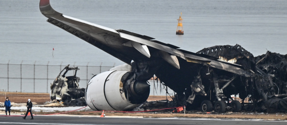 Restos calcinados del avión de Japan Airlines tras el accidente en el aeropuerto de Tokio