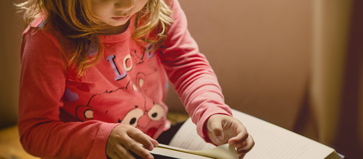 Una niña leyendo un libro