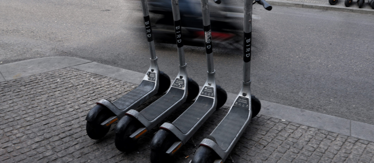 Varios patinetes eléctricos aparcados en la calle