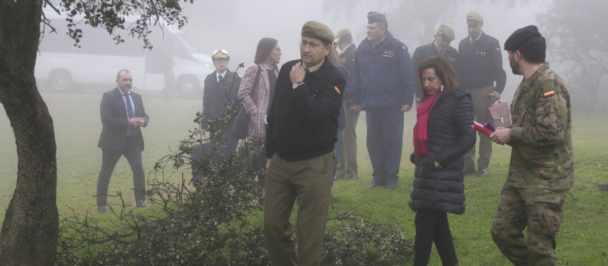 La ministra de Defensa, Margarita Robles, durante la visita que ha realizado a Cerro Muriano (Córdoba)