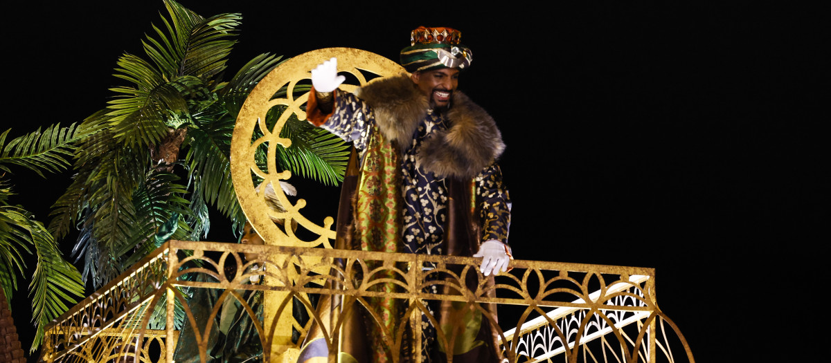 MADRID, 05/01/2024.- El rey Baltasar saluda a los niños desde su carroza durante la Cabalgata de los Reyes Magos, este viernes en el centro de Madrid. EFE/ Zipi Aragón