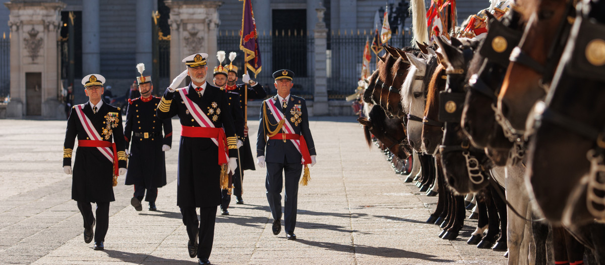 El Rey Felipe VI pasando revista en los actos de la Pascua Militar