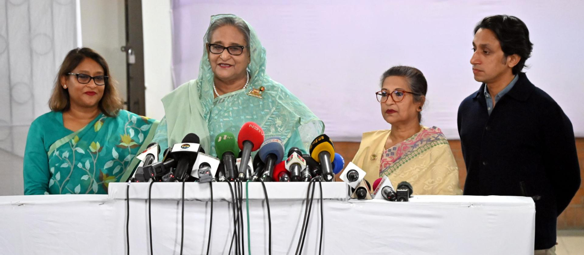 Sheikh Hasina atendiendo a los medios de comunicación