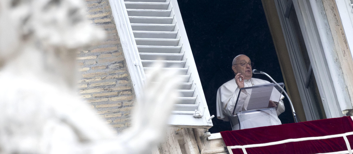 El Papa Francisco dirige el rezo del Ángelus desde la ventana del Palacio Apostólico