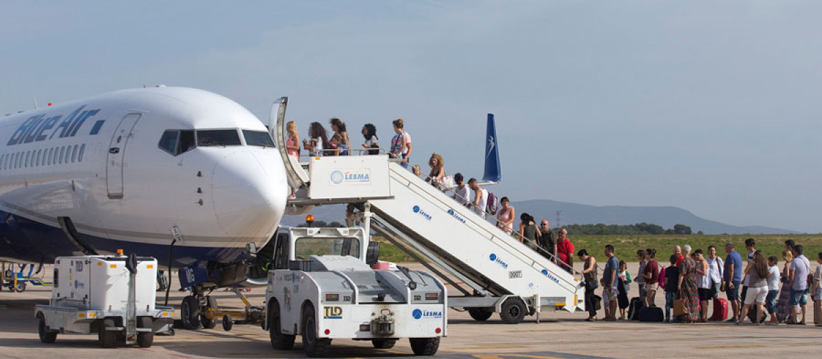 Un grupo de pasajeros toma un avión en el Aeropuerto de Castellón