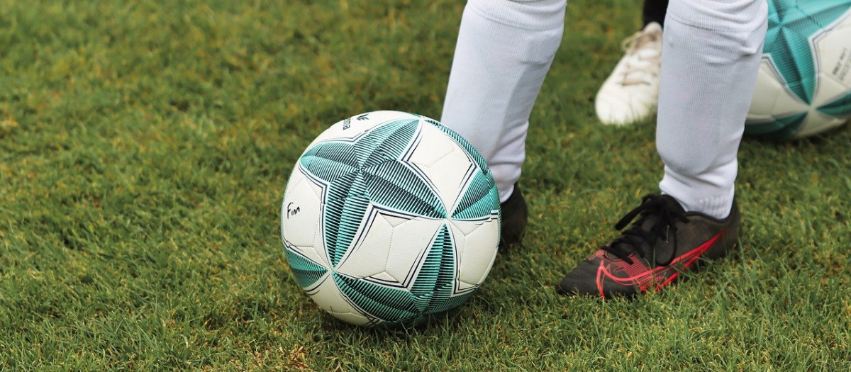 Niño jugando al fútbol