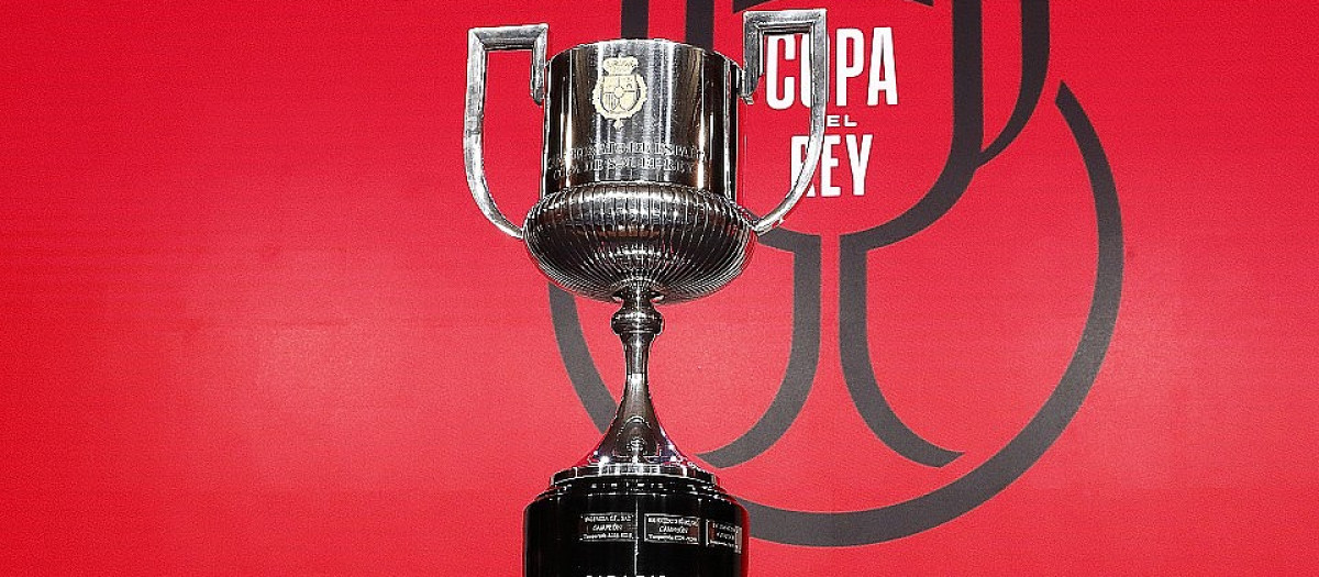 El trofeo de la Copa de SM el Rey de fútbol