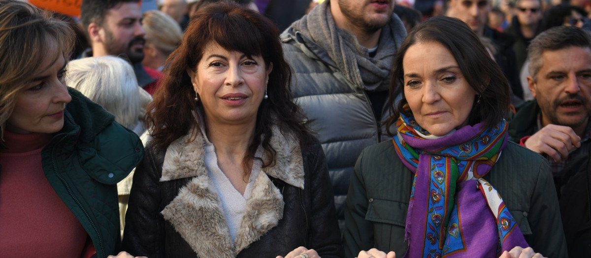 La ministra de Igualdad, Ana Redondo (c), y la portavoz del PSOE en el Ayuntamiento de Madrid, Reyes Maroto (d), durante una manifestación en defensa de la Ley LGTBI y la Ley Trans de la Comunidad de Madrid, a 17 de diciembre de 2023, en Madrid (España). La manifestación ha sido convocada por las entidades LGTBIQ+ agrupadas en la plataforma ‘Ni un Paso Atrás’ bajo el lema ‘No puedes derogar nuestra existencia’ a raíz de los recortes a las leyes LGTBI y la Ley Trans que ha comenzado a tramitar el ejecutivo autonómico del Partido Popular.
17 DICIEMBRE 2023;LEY;LGTBI;MANIFESTACIÓN;CONCENTRACIÓN;PROTESTA;TRANS;RECORTES;PP;PARTIDO POPULAR
Fernando Sánchez / Europa Press
17/12/2023