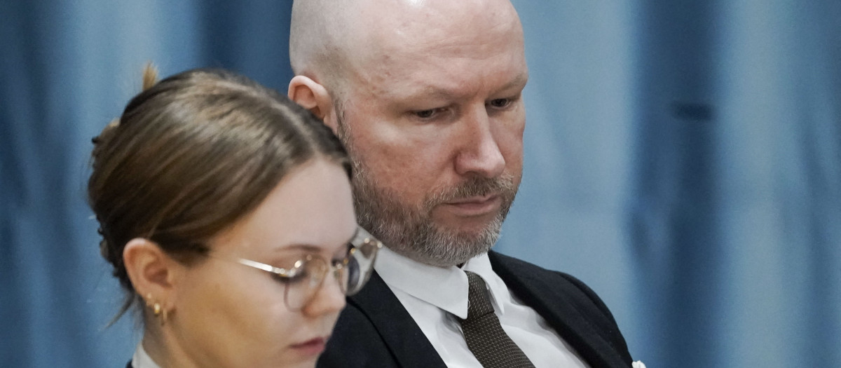 Anders Behring Breivik  junto a su abogada Marte Lindholm durante el primer día de su juicio