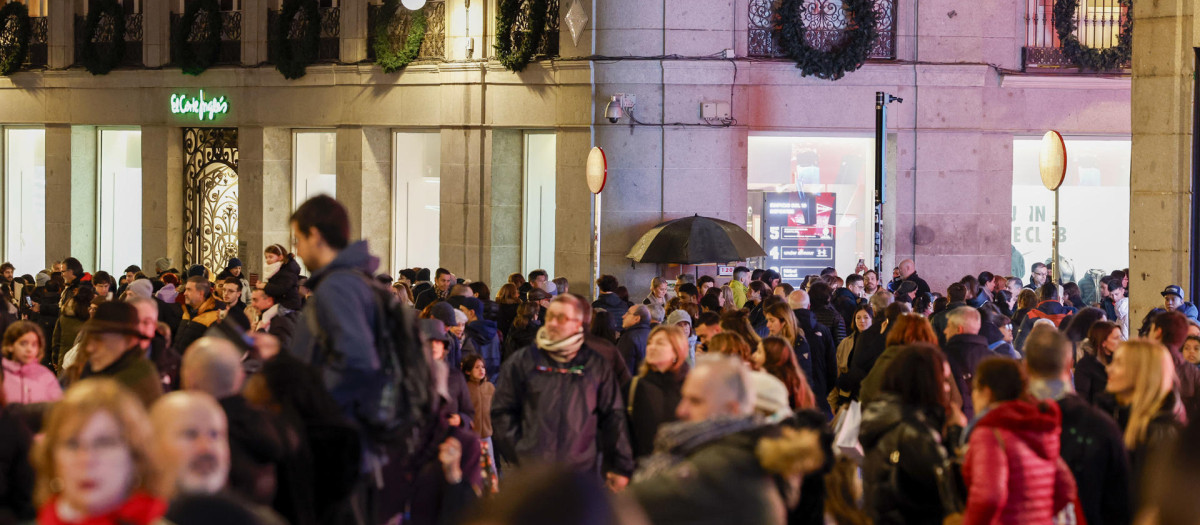 Madrileños y turistas en la calle Preciados de Madrid