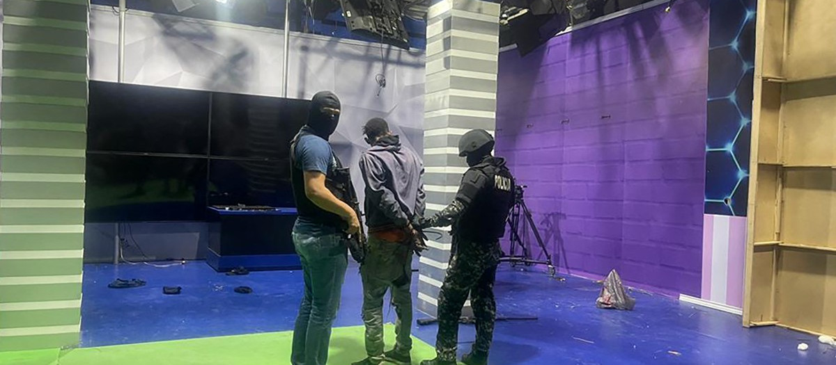 Imagen de los estudios de la televisión TC de Guayaquil, donde ha habido al menos varios heridos.