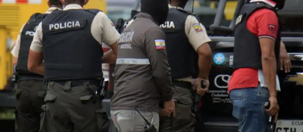 Miembros de la policía ecuatoriana toman posiciones fuera de las instalaciones del canal de televisión TC de Ecuador