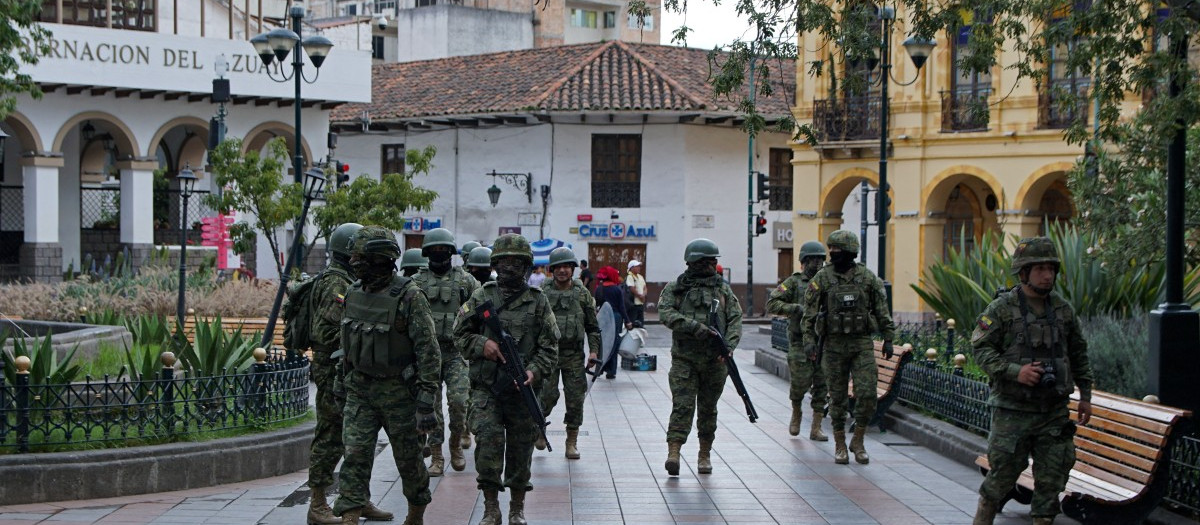 El Ejercito de Ecuador patrulla por las calles del país